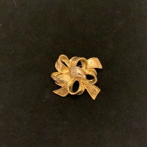 Fashion gold brooch.
